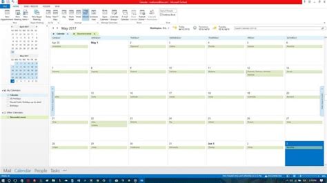 Screenshot kalendára Outlook po importe menín (mesačný pohľad)