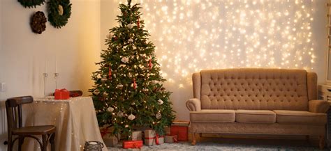 Záber na útulný obývací priestor s vianočným stromčekom a adventným vencom