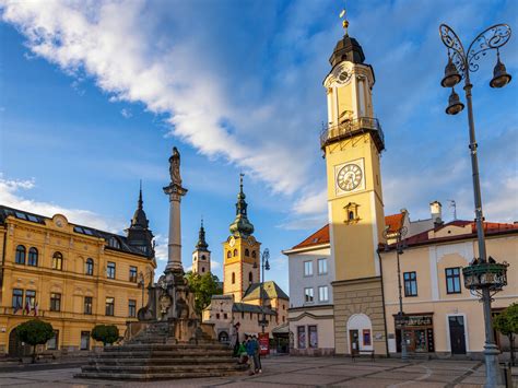 panoramatický záber na zaplnené Námestie SNP v Banskej Bystrici počas novoročných osláv s osvetleným historickým centrom