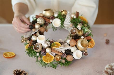 Bohato zdobený adventný veniec z prírodných materiálov