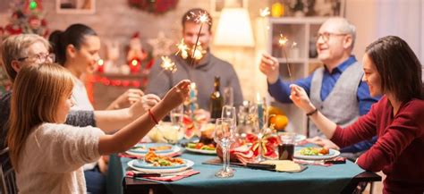 Rodina pri prestretom vianočnom stole