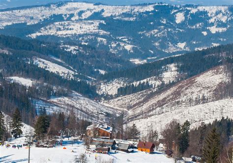 Panoramatický výhľad na zasnežené svahy lyžiarskeho strediska Veľká Rača