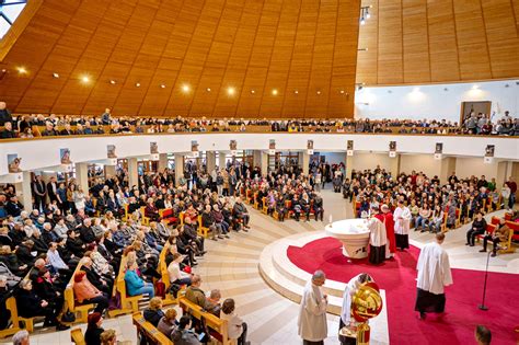Architektonický pohľad na farský kostol svätých košických mučeníkov v Humennom