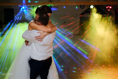 Pár tancujúci na svadobnej hostine, romantické osvetlenie