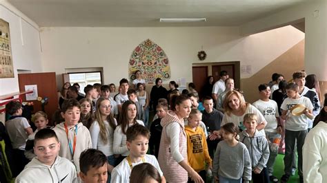 Tematické foto: deti vystupujúce na školskej akcii