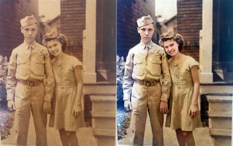 Tematické foto priateľov prezerajúcich si staré fotografie