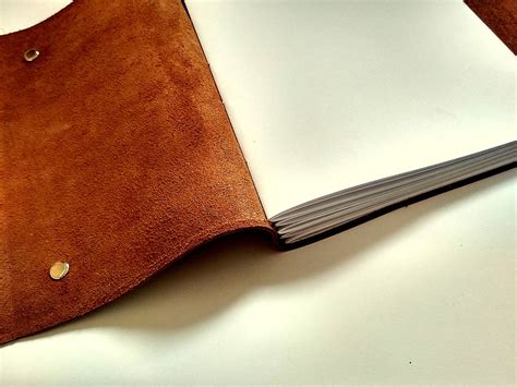 Fotografia kvalitného koženého zápisníka a pera