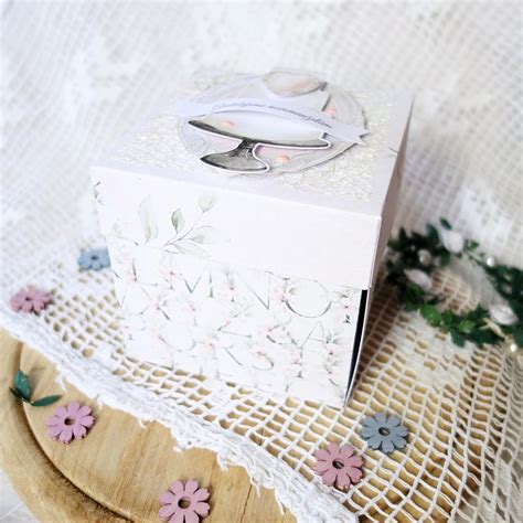 Vnútro exploding boxu s kapsičkami na peniaze