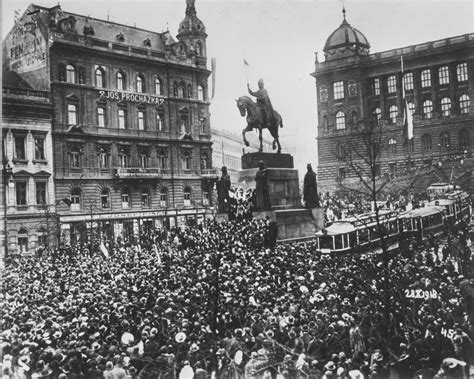 Historická fotografia z 28. októbra 1918 na Václavskom námestí v Prahe