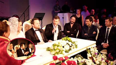 Ženích a svedok s pripnutými pierkami pri obrade