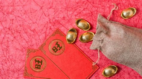 Tradičné červené obálky s peniazmi (hongbao)