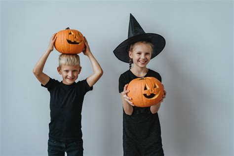 fotografia moderných halloweenskych osláv v USA s deťmi v kostýmoch a vyzdobenými domami