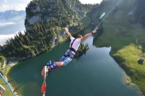 Tematické foto: Pár skáče bungee jumping
