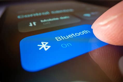 ikona Bluetooth s aktívnymi šípkami na smartfóne