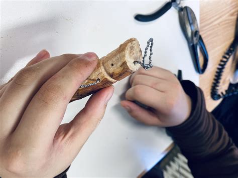 DIY krídla padlého anjela z drôtu a čiernej látky