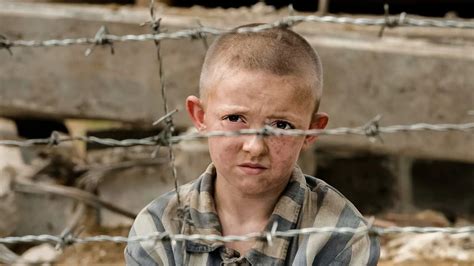 Chlapec v roztrhanom oblečení s líčením zombie
