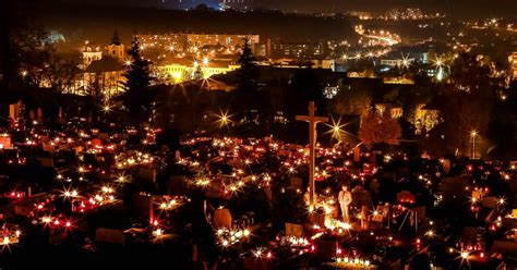 Porovnávacia infografika: Sviatok všetkých svätých (symbolika svetla a pokoja) vs. Halloween (zábava a masky)