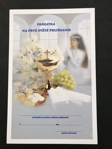 Slávnostne prestretý stôl s tortou na 1. sväté prijímanie v jemných bielych tónoch