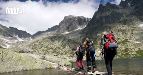 Tematické foto: Skupina priateľov na túre v horách, fotka z vtáčej perspektívy horskej cyklistiky, lezecká stena, ľudia hrajúci paintball, ľudia na kajakoch, kempovanie pod hviezdnou oblohou