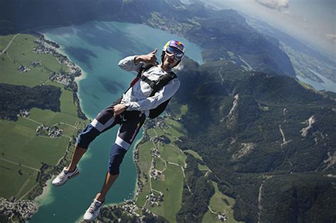 Tematické foto: Skok s padákom z pohľadu prvej osoby, potápač pod vodou s rybami, surfista na vlne, niekto fotí západ slnka, ručne tvarovaný hrnček z hliny, barman pripravuje koktail