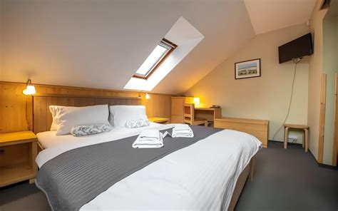 Tematické foto: Panoráma mesta s butikmi, hotelová izba s výhľadom, plážový dom pri západe slnka, turistika v národnom parku