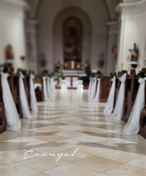 jednoduchá, no elegantná výzdoba kostolných lavíc bielymi stuhami a malými kytičkami