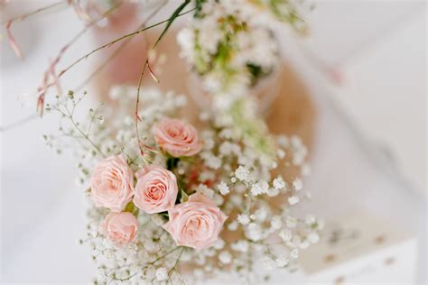 romantická kvetinová výzdoba oltára a uličky v kostole