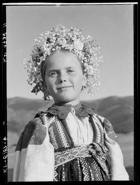 Dievčatko s kvetinovou čelenkou