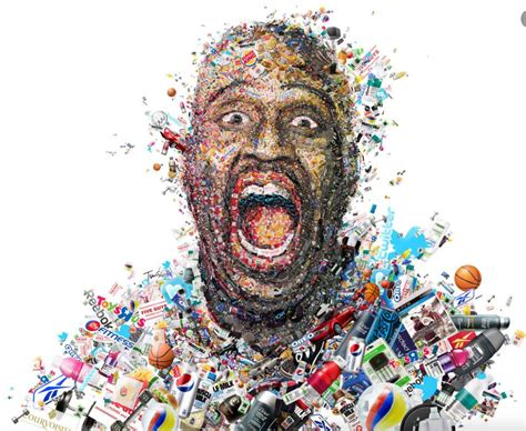 Rozčarovaná žena drží v ruke pár ponožiek, zatiaľ čo jej partner leží na posteli a pozerá sa preč.