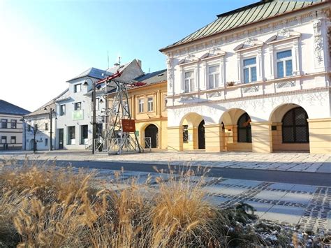 Fotografia modernej ZŠ Janka Kráľa v Liptovskom Mikuláši s ihriskom