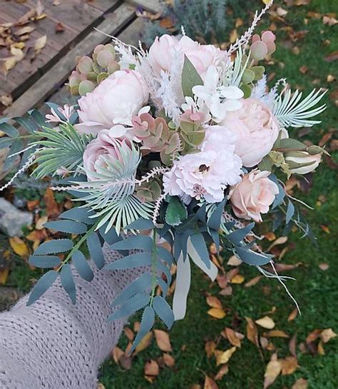 Svadobná kytica a pierka pre ženícha a hostí