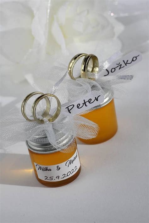 Detail prstenníkov s obrúčkami svadobného páru