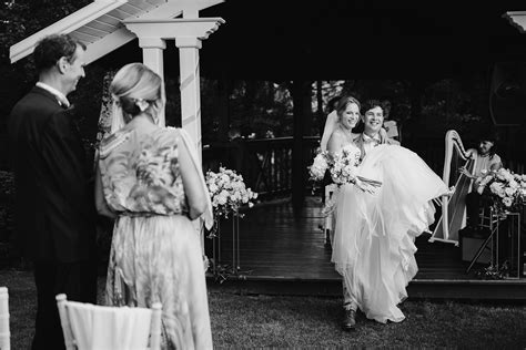 Ženích nesie nevestu cez prah do svadobnej sály