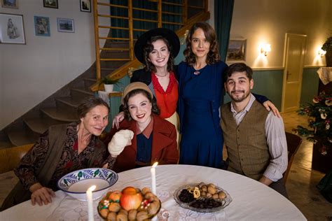 Tematické foto: Parlamentná sála s vianočnými dekoráciami alebo humorná karikatúra politikov