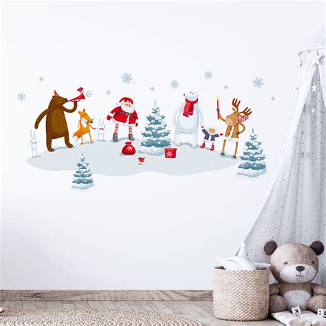 Ilustrácia: Malý ľadový medvedík Lulu v saniach so Santom nad zasneženou krajinou