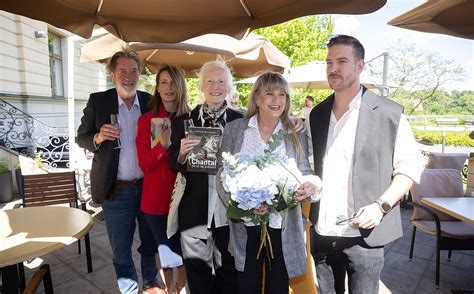 ilustračné foto: kolegovia na oslave, gratulácie