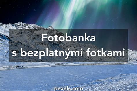 Tematické pozadie pracovnej plochy počítača so zimným motívom