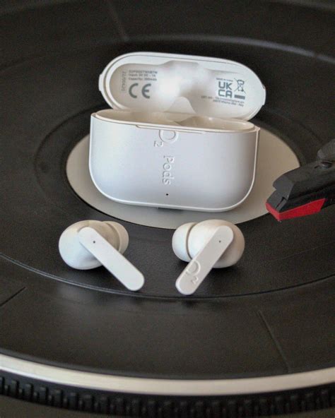 Produktová fotografia slúchadiel O2 Pods v elegantnom balení s logom 15. narodenín