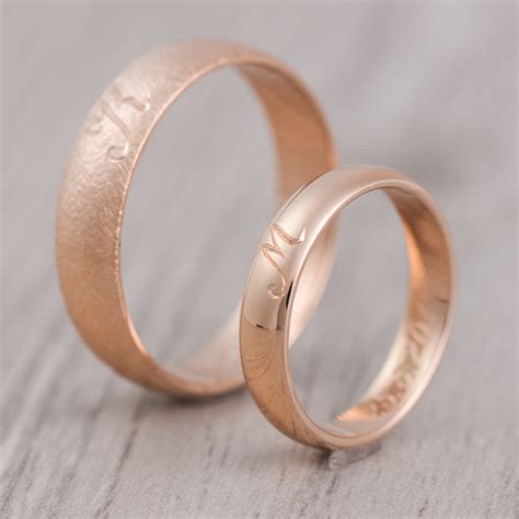 detailný záber na vygravírované svadobné obrúčky