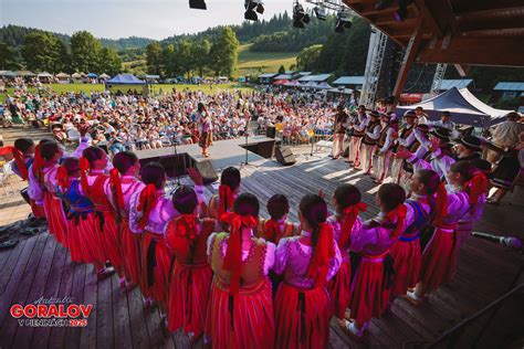 Tematické foto: Rôznorodosť hudobných žánrov a dav tancujúci na festivale