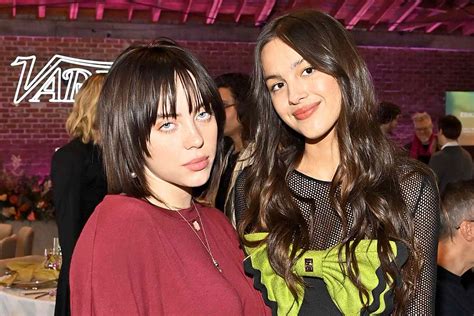 Fotokoláž: Portréty mladých hudobníkov, ako sú Billie Eilish, Olivia Rodrigo, The Kid LAROI, Benson Boone a Bailey Zimmerman