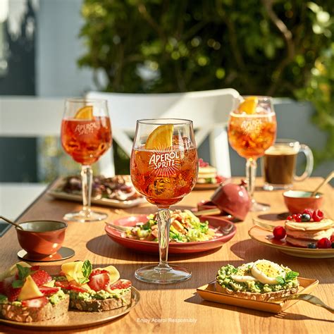 Záhradná párty s citrusovými plátkami a plávajúcimi sviečkami