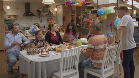 Tematické foto: rodinná oslava narodenín s tortou a šťastným synom