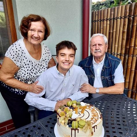 Fotografia: dospelý syn s rodičmi