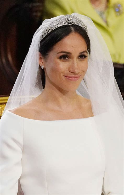 Detailná fotografia svadobných šiat a tiary Meghan Markle