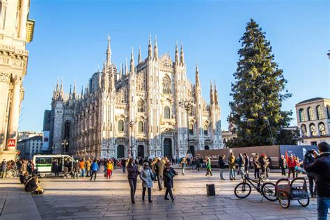 Vianočný stromček na námestí Piazza del Duomo v Miláne