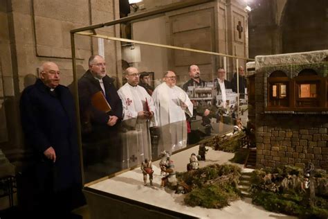 Detail neapolského betlehemu s ručne vyrobenými figúrkami