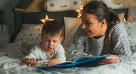 Rodičia čítajú deťom z detskej Biblie v domácom prostredí