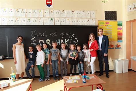 Uvítacia nástenka pre prvý školský deň s menami žiakov a školskými potrebami