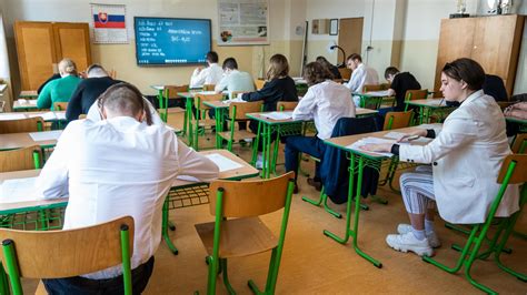 Nástenka s papierovým stromom želaní, kde žiaci píšu svoje ciele